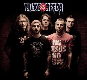 LUXTORPEDA - BURAKI (A MORAŁ TEJ HISTORII MÓGŁBY BYĆ TAKI MIMO ŻE CUKROWE TO JEDNAK BURAKI)