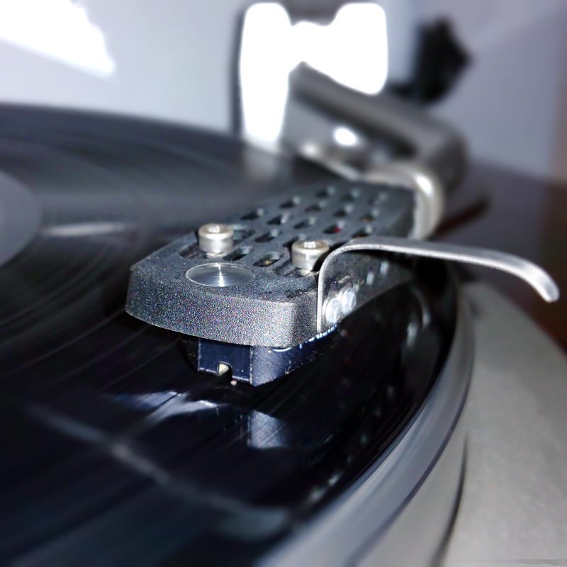 Dźwięk dochodzi z samej wkładki